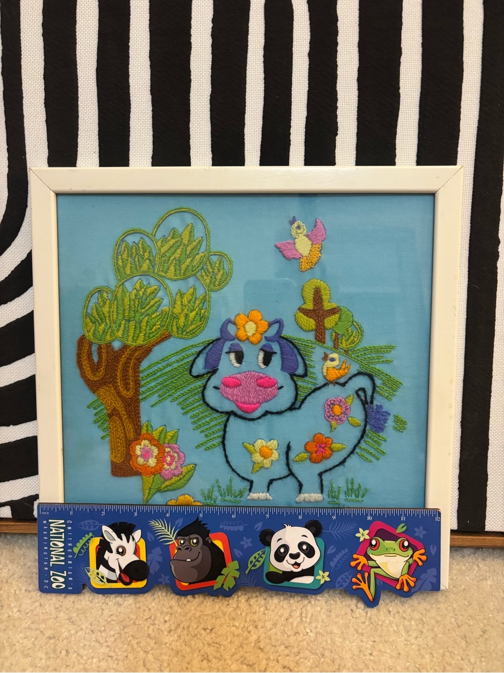 VINTAGE NEEDLEPOINT / EMBROIDERED COW & PROFESSIONALLY FRAMED IN GLASS! - Picture 4 of 13